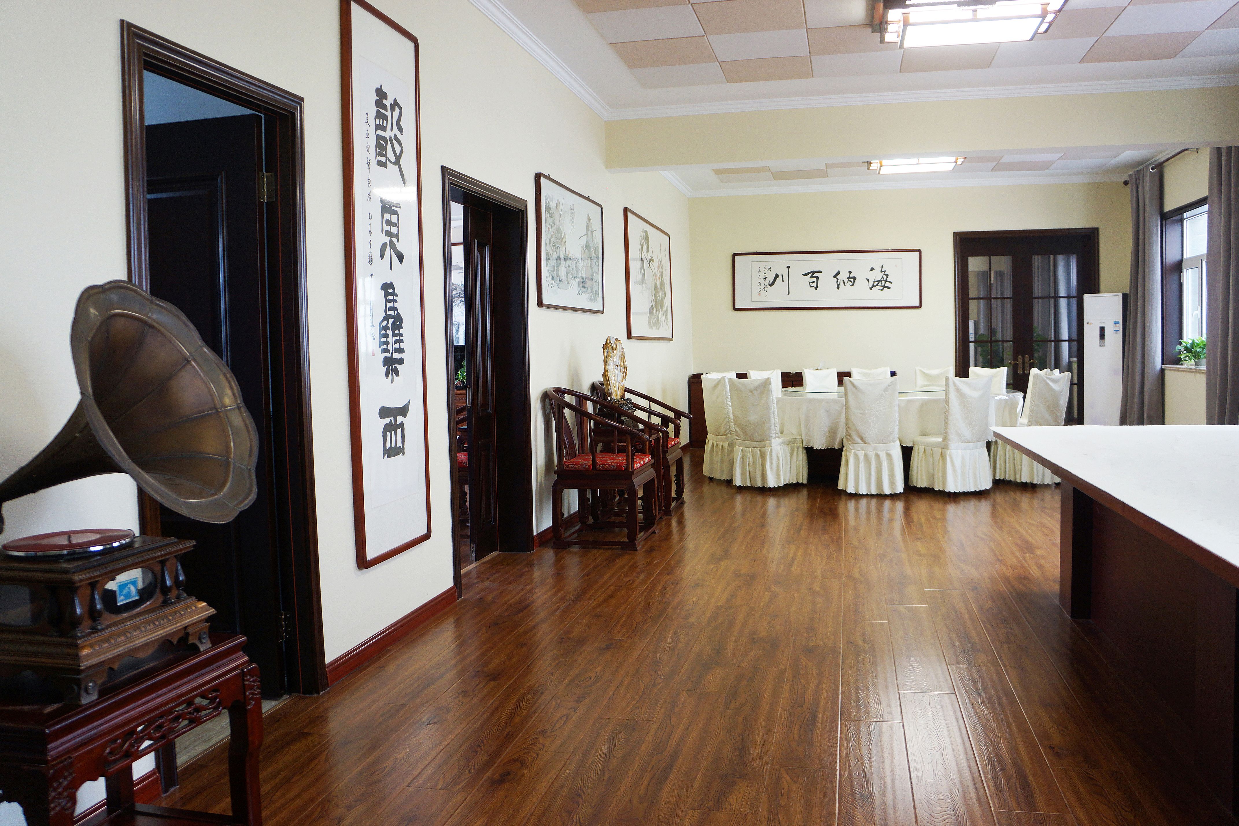 公共品茶區、餐廳及大小兩個(gè)影廳